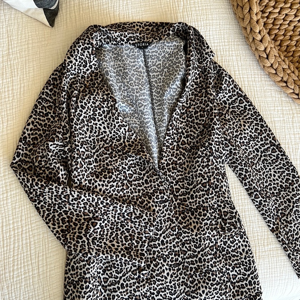 Lightweight leopard blazer